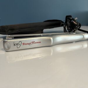 Ion Titanium Platinum Mini Flat Iron Hair Straightener Silver Model 301013 Case